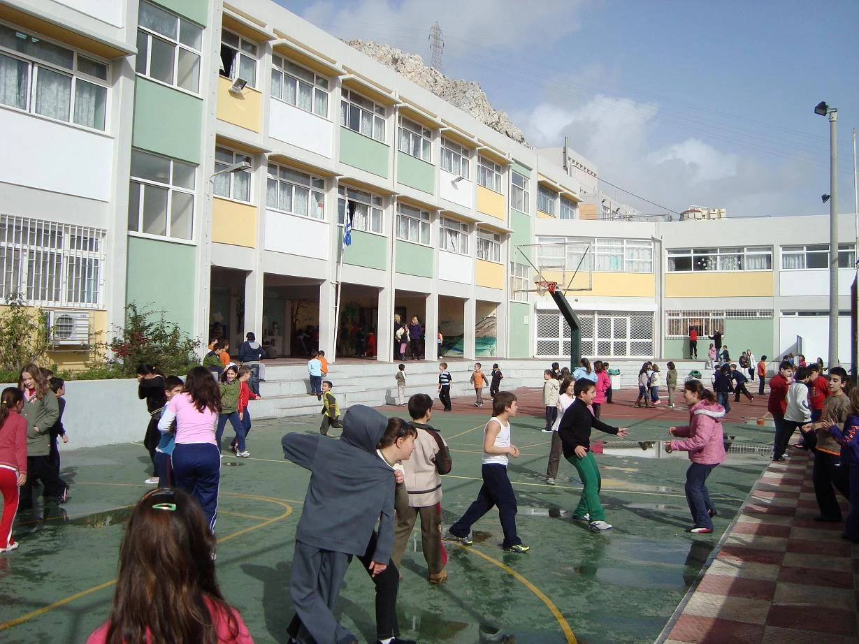 Έσκισαν ζωγραφιές παιδιών με την Παναγία για να μην ενοχληθούν οι μετανάστες – Σάλος στην Κρήτη